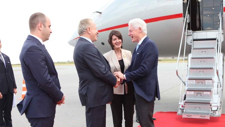 Bill Clinton arrin në Kosovë, pritet nga Jahjaga dhe Pacolli
