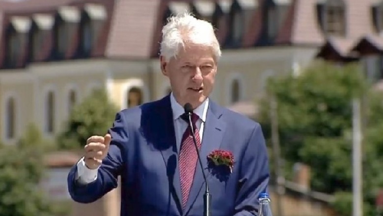 'Kamarieri shqiptar ra në gjunjë për të më falënderuar', Clinton ndan momentin e veçantë