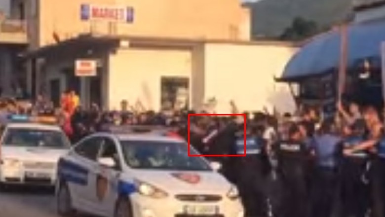 Tentuan t'i bllokojnë rrugën Ramës për në Librazhd, nis shoqërimi i militantëve të PD-së