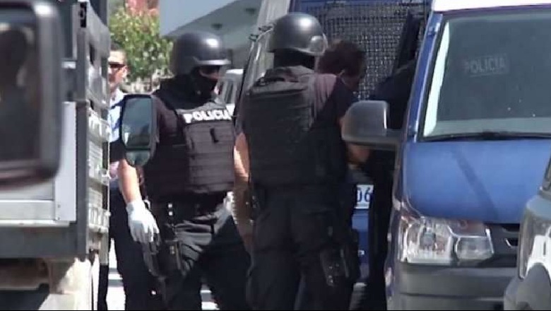'Blic' në Vlorë, policia dhe FNSH kontrolle të befasishme në orët e para të mëngjesit
