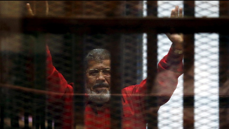 Vdes në sallën e gjyqit ish-Presidenti i Egjiptit, Mohammed Morsi