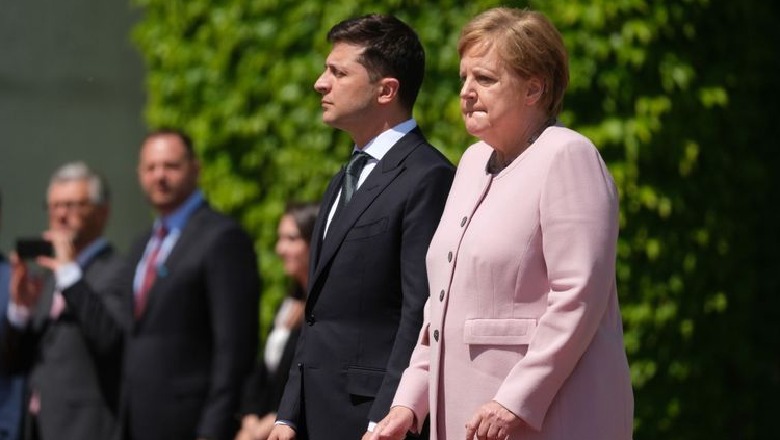 Videoja që ka 'pushtuar' rrjetin/ Merkel dridhet në takimin zyrtar, presidenti ukrainas 'bën sehir' 