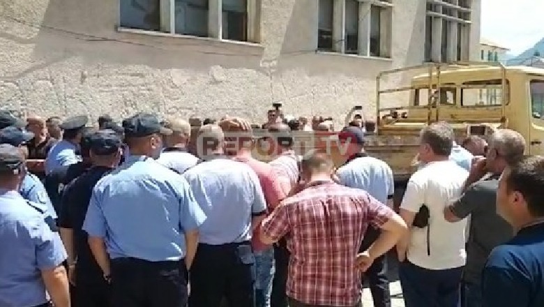 Shoferë e inspektorë të bashkisë, arrestohen 4 sulmuesit e KZAZ-së në Kukës, 7 në kërkim e 4 të tjerë procedohen në gjendje të lirë