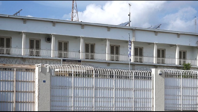 Po fuste lëndë narkotike brenda burgut të Lushnjes, arrestohet 20-vjeçarja