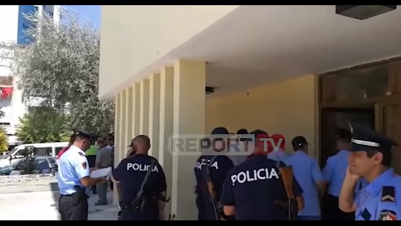Asnjë problem në Durrës, policia merr në ruajtje materialet zgjedhore