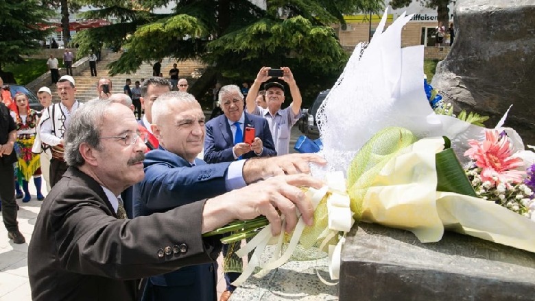 Presidenti në Tropojë, lule në shtatoren e Azemit/ Rudina Hajdari: Më ndaluan të shkoj te busti i babait tim