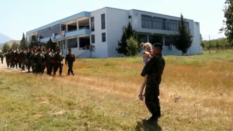 O ba...o babi/ Vështirë t'i mbani lotët kur ushtari shqiptar takon të bijën pas 6 muajsh (VIDEO)