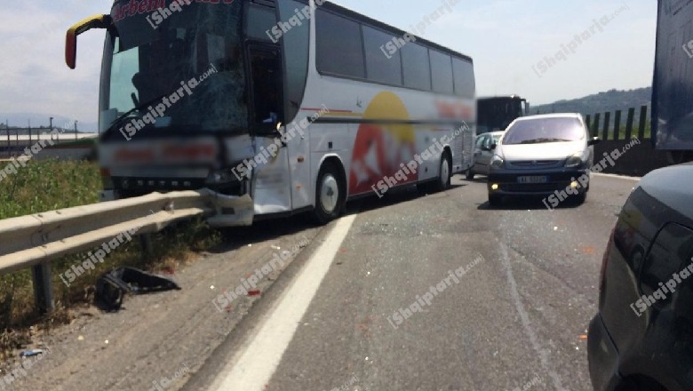 Aksident në autostradën Tiranë-Durrës, autobusi me turistë nga Kosova përplaset me kamionin (FOTO)