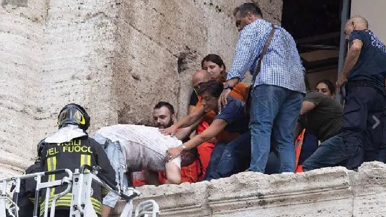 Romë, ngjitet në ballkonet e Koloseut dhe kërcënon me vetëvrasje