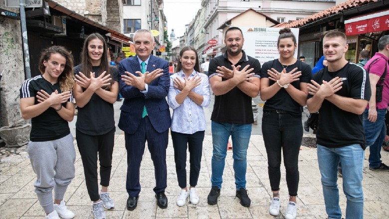 Pasi u 'rrëmbye' nga tifozët e Sarajevës, Meta bën simbolin e shqiponjës me kampionët e Xhudos