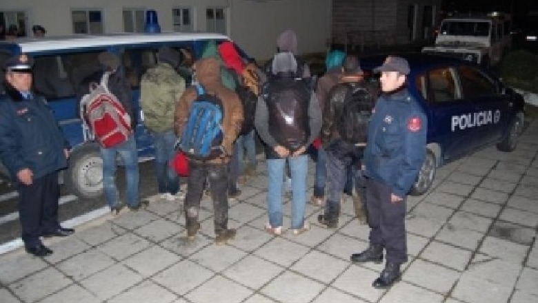 I shpëtojnë FRONTEX-it në kufi, bllokohet furgoni me 24 emigrantë në Pogradec