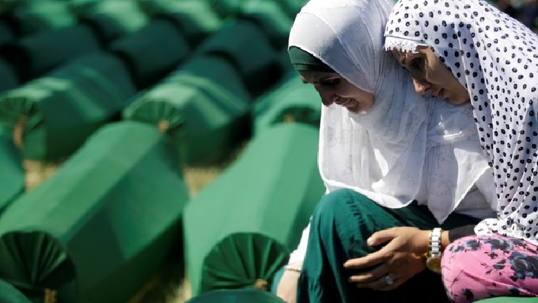 Srebrenica akuzon në  24 vjetorin e masakrës ku u vranë 8 mijë burra dhe djem myslimanë 