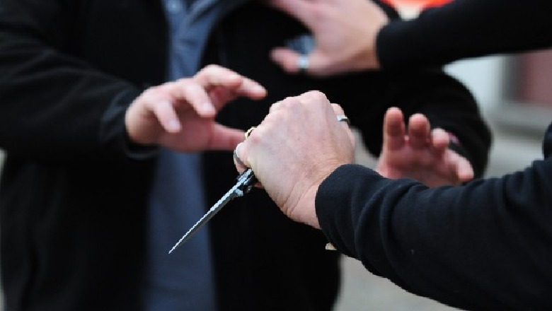 Tiranë/ Plagos 45-vjeçarin me thikë në rrugën 'Don Bosko' gjatë mesnatës, arrestohet autori (EMRI)