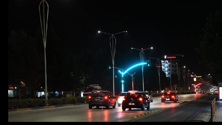 Një tjetër rrugë e kryeqytetit me semafor LED, ja si duket 'Dritan Hoxha' natën