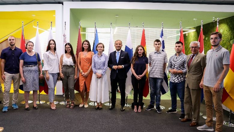 14 studentë shqiptarë i bashkohen 'Erasmus +', Soreca mesazh të rinjve: Pa edukim, s’ka progres