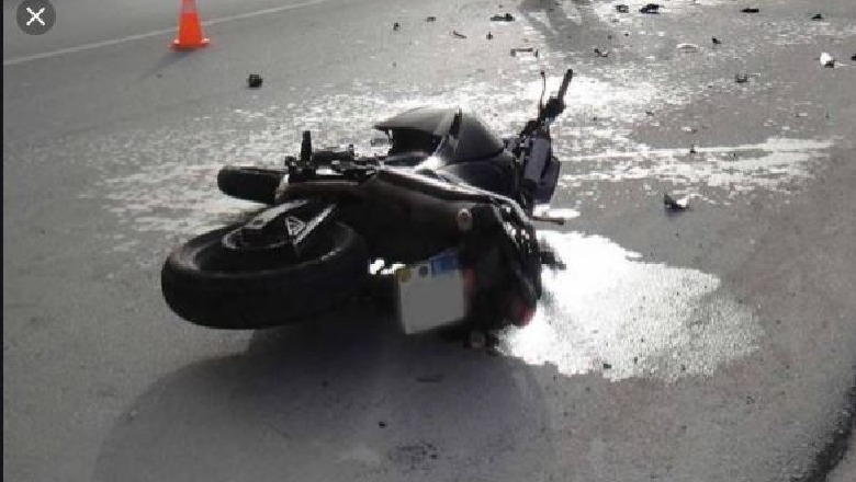 Tiranë, motorristi godet kembësoren por përfundon i dëmtuar vetë