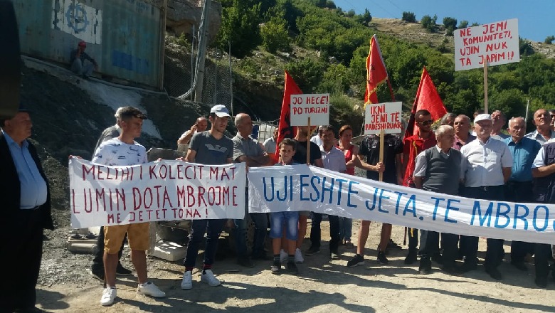 Ndërtimi i HEC-it në lumin Flim, banorët e Matit në protestë: Pushtues...ikni (FOTO)