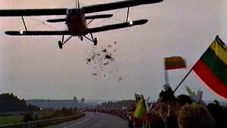 Vytautas Tamošiūnas, piloti që theu bllokun ajror Sovjetik për të hedhur lule mbi zinxhirin njerëzor 675 km të gjatë