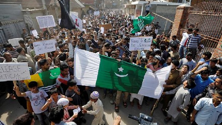 Flamuj të Indisë digjen në rrugët e Kashmirit, 152 të plagosur
