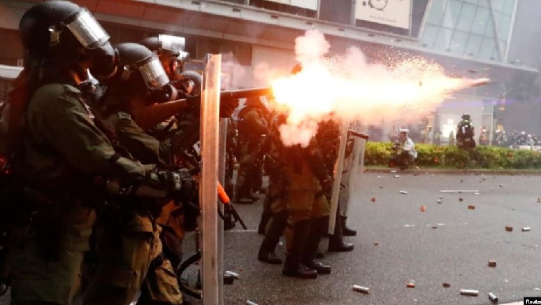Vazhdojnë protestat në Hong Kong, policia hedh gaz lotsjellës dhe ujë me presion