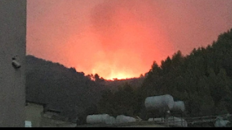 Vatra e zjarrit përhapet me shpejtësi në Korçë, terreni malor vështirëson ndërhyrjen e zjarrfikësve