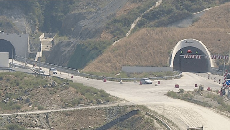 Makina merr përpara motoçikletën në hyrje të tunelit të Elbasanit, plagoset rëndë drejtuesi i saj