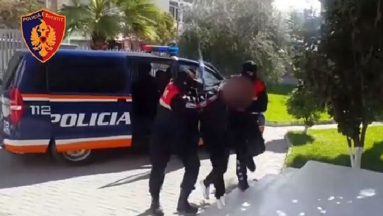 I theu xhamat e banesës komshiut e kërcënoi policinë me sëpatë, arrestohet 36-vjeçari me 22 kg kanabis në Kolonjë