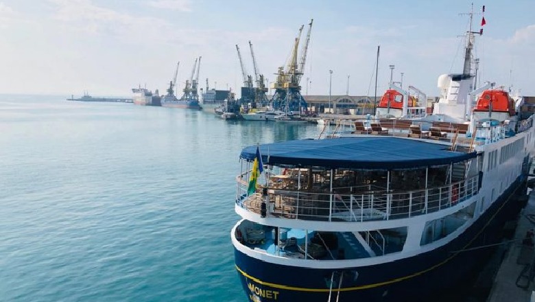 Anija 'Monet' për herë të parë në Shqipëri, turistët zbarkojnë në Durrës