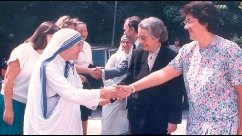 Vizita e parë e Nënë Terezës në Shqipëri: “Ku e ka varrin Justina Shkupi!”