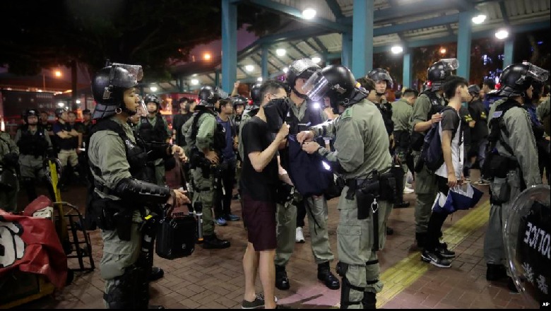 Hong Kong, protestuesit bllokojnë rrugët pranë aeroportit