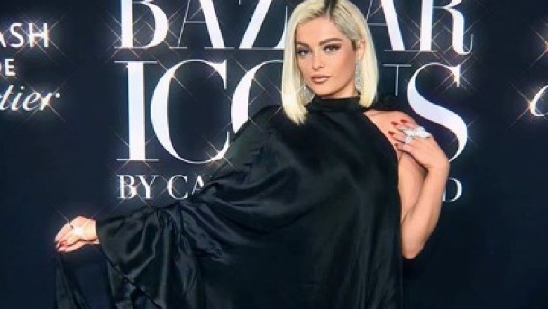 Bebe Rexha shkëlqen me fustan të zi në festën e javës së modës në New York