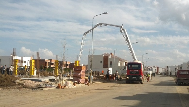  Shkëputet krahu i vinçit të betonieres dhe i bie sipër, shpëton mrekullisht punëtori në Durrës