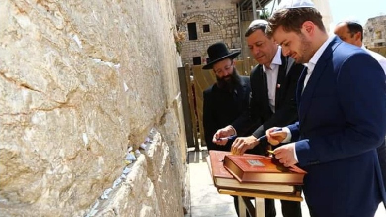 Ministri  Cakaj në Jerusalem në murin e lotëve Çfarë dëshire shprehu ministri mes gurëve?