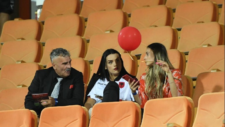 Kujtim Gjuzi shfaqet në stadium në shoqërinë e dy vajzave, por nuk heq dorë nga kostumi i tij