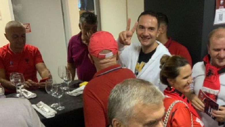 Meta kuqezi dhe Salianji me dy gishtat lart festojnë suksesin e kombëtares me darkë në Elbasan