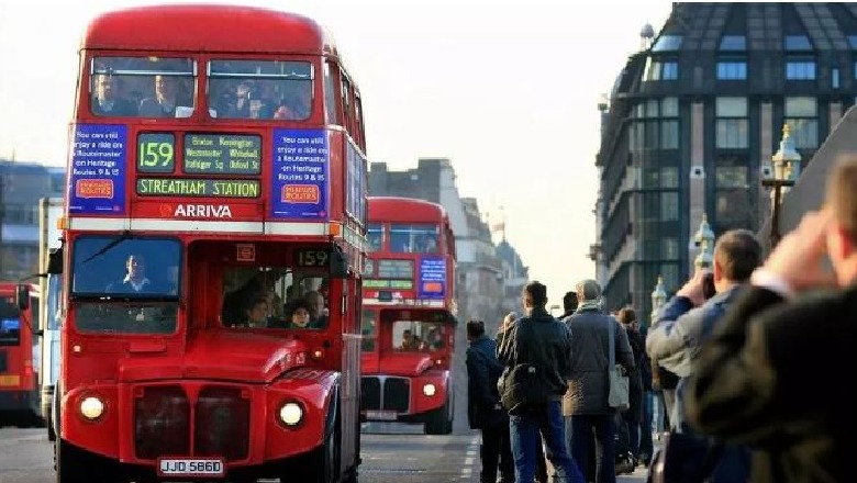 Londër, studentët e huaj mund të qëndrojnë në Mbretërinë e Bashkuar edhe dy vjet pas diplomimit