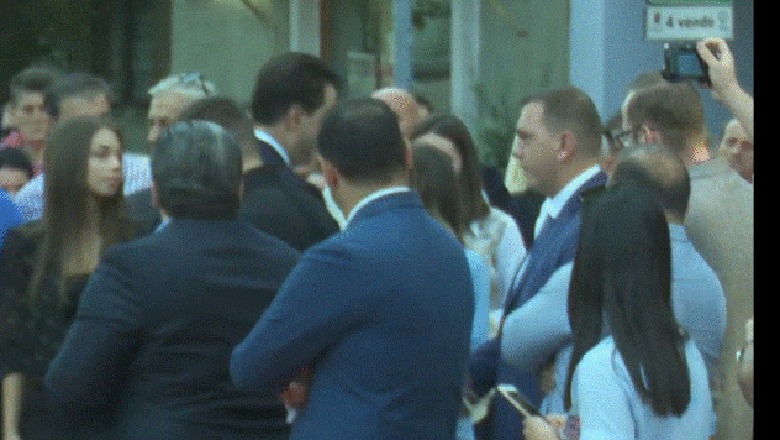 E përjashtoi nga PD-ja, Basha shtrëngon duart me Rudina Hajdarin te memoriali i Azemit