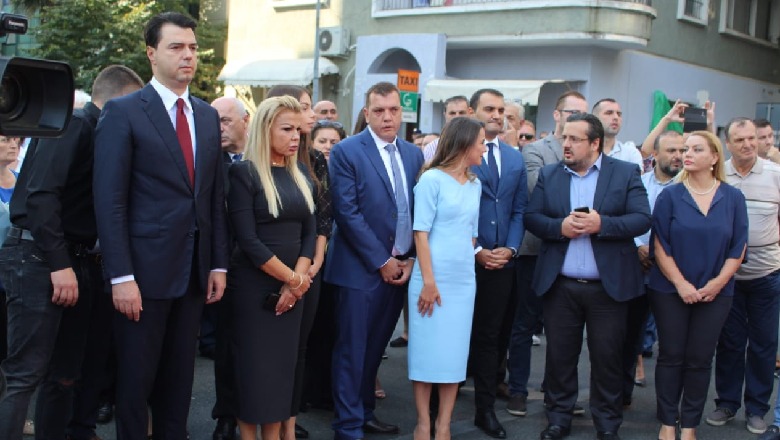 Basha e Berisha homazhe për Azemin, krah… Rudinës (FOTOT)