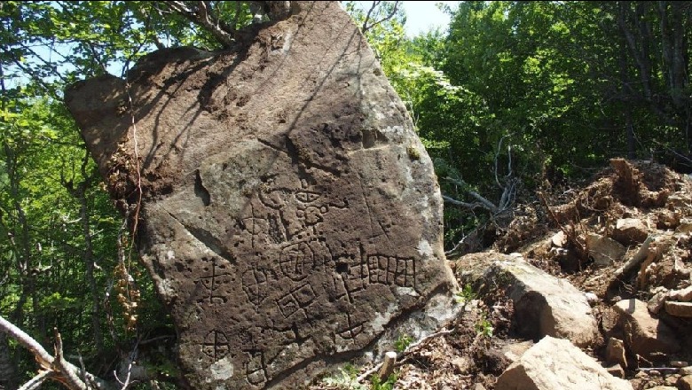 Në gjurmë të piktogrameve pellazge në Xhuxhë të Mirditës ku u zbulua guri prehistorik