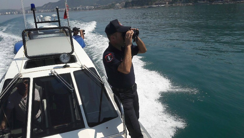 Gomonia me 5 persona në bord lëshon sinjalin SOS në afërsi të Karaburunit, shpëtohen nga policia 