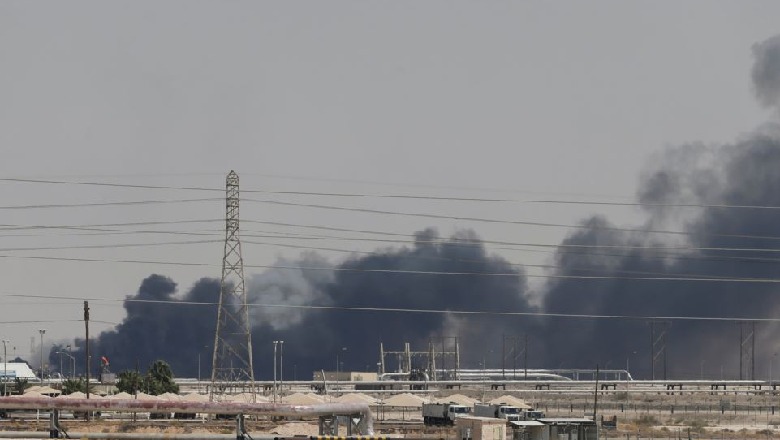 Tronditen bursat pas sulmeve në rafineritë saudite të naftës