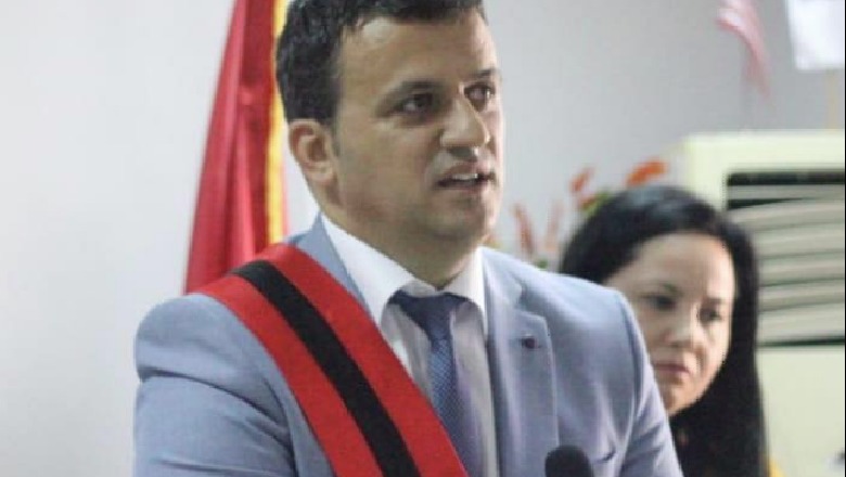 Drejtori simpatizant i Enver Hoxhës, reagon kryebashkiaku i Gjirokastrës: Nuk mund të bëjmë luftë klasash