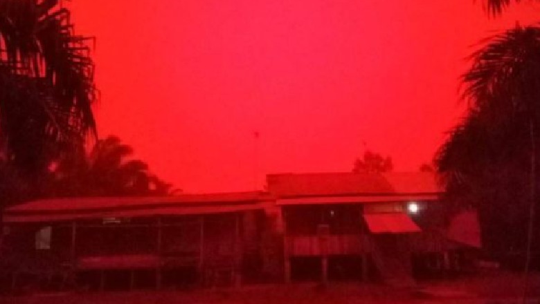 Qiell i kuq mbi qiellin indonezian, shkak zjarri që ka përfshirë gjithë vendin (VIDEO)