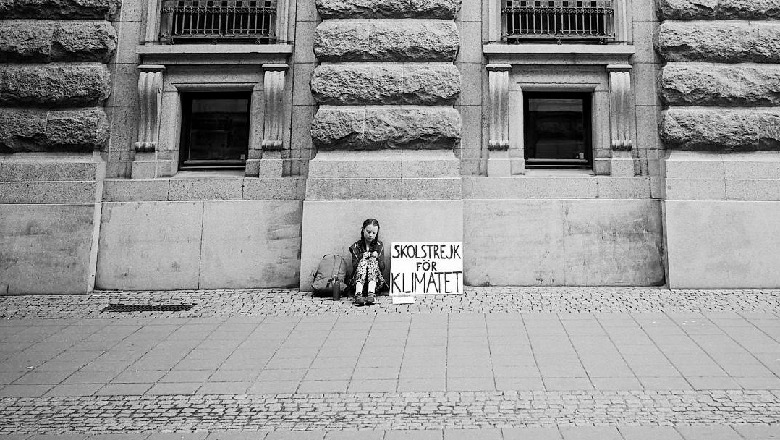 Greta Thunberg një vit më parë në fotografi…protestonte e vetme jashtë parlamentit Suedez