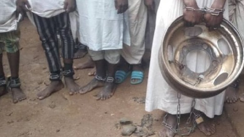 Nigeri, 500 studentë të varur në zinxhirë dhe të keqtrajtuar zbulohen në një shkollë kuranore