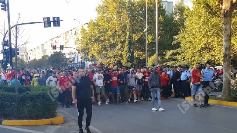 Spektakli para ndeshjes, Ultras Guerriles të Partizanit marshojnë drejt stadiumit