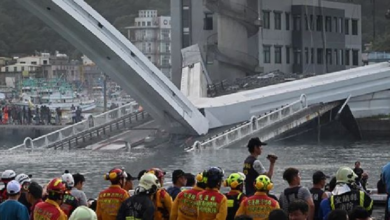 Tajvan, shembet ura Nanfangao, 140 m e gjatë, 5 të  të zhdukur dhe dhjetëra të plagosur
