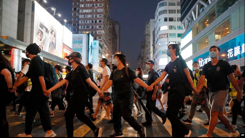 Banorët e Hong Kongut sfidojnë urdhrin e gurvenatores/ Zhvillojnë protesta me maska
