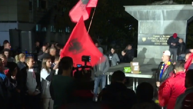 Aktivistët e Vetëvendosjes mblidhen në sheshin 'Skënderbeu' për të festuar