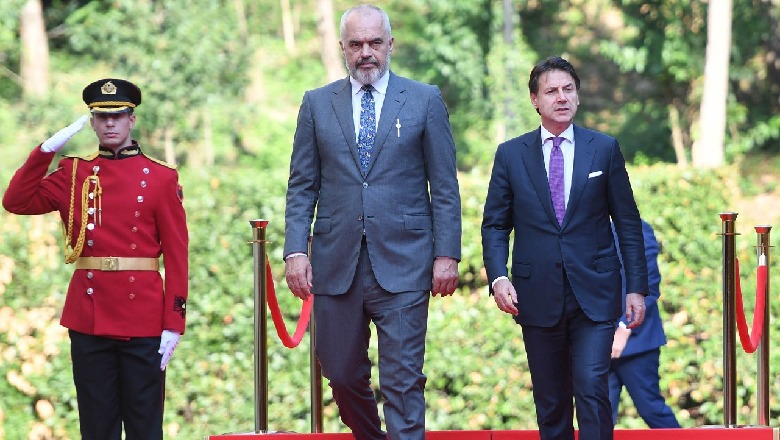 Foto nga ceremonia e pritjes së kryeministrit italian Giuseppe Conte te Pallati i Brigadave